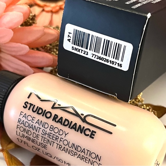 MAC Studio Radiance Face & Body Foundation W2 - Picture 11 of 12